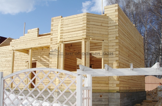 этап строительства дома из бруса - возведение коробки